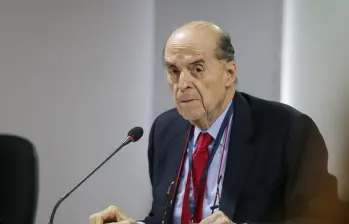 Álvaro Leyva Durán, exministro de Relaciones Exteriores, enfrentará imputación por presuntas decisiones irregulares en la licitación de pasaportes. FOTO: COLPRENSA