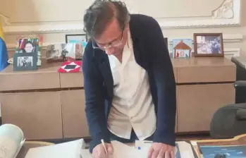 El presidente Gustavo Petro firmó un decreto convocando a una consulta popular. FOTO: Presidencia