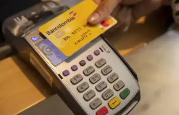 La Dian explicó que las tarjetas de crédito no constituyen depósitos de dinero propiedad del contribuyente, razón por la cual no pueden ser embargadas. Foto: Carlos Velásquez