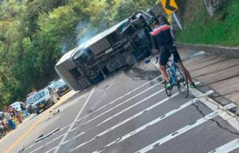 El bus se volcó en una curva peligrosa en el kilómetro 94 de la vía Bogotá - La Mesa - Mosquera, en un sector conocido como Puerto Araujo. FOTO: Colprensa