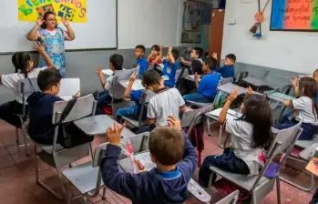En Colombia, miles de estudiantes siguen enfrentando barreras para ingresar, mantenerse y terminar su trayectoria educativa, especialmente en los niveles de secundaria y educación superior. FOTO: EL COLOMBIANO