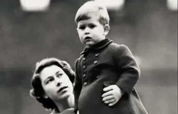 La reina Isabel II junto a su hijo, el rey Carlos III. Foto: Getty