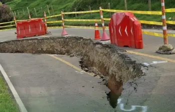 Así se encuentra la vía de acceso al municipio de Belmira. Las lluvias deterioraron la carretera, causando una grave falla geológica. FOTO: Cortesía Mi Antioquia
