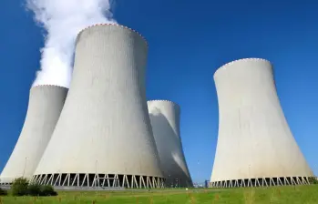 A diferencia de las fuentes renovables intermitentes, como la solar o la eólica, cuya producción depende de las condiciones climáticas, la energía nuclear ofrece un suministro constante y predecible. Foto: Depositphotos