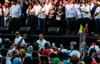 Uno de los eventos más polémicos en el marco de la “paz total” fue el llamado “tarimazo”, en el que el presidente Gustavo Petro y su gabinete hicieron una presentación pública con delegados de las bandas del Valle de Aburrá, el mes pasado en La Alpujarra. FOTO: Julio César Herrera