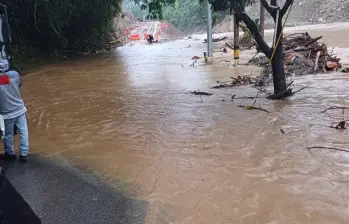  La vía continúa inhabilitada por riesgo. FOTO: CORTESIA