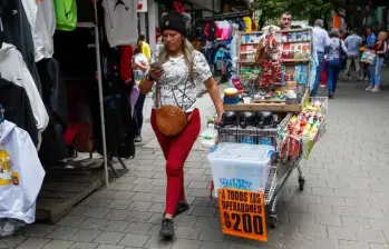 Ventas ambulantes en Colombia crecen 5,3% en 2024 y generan $12,8 billones: más de medio millón de personas viven de ellas. FOTO: Manuel Saldarriaga.