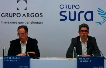 Jorge Mario Velásquez, presidente de Grupo Argos (izquierda), y Ricardo Jaramillo, presidente de Grupo Sura. FOTO MANUEL SALDARRIAGA