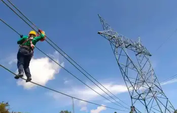Las empresas eléctricas revisan las redes de distribución en zonas de Manizales, Pereira y Cali para identificar daños y restablecer el servicio. FOTO EL COLOMBIANO. 