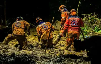 La alcaldía de Sabaneta y el grupo de bomberos trabaja en conjunto para rescatar a los damnificados por el deslizamiento de tierra ocurrido en la vera La Doctora, Sabaneta. FOTO: CAMILO SUÁREZ