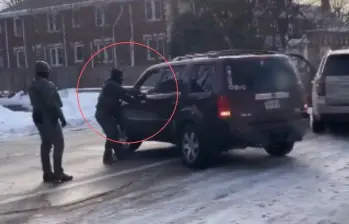 Un agente de inmigración del estado de Minnesota mató a tiros a una mujer que intentó escapar cuando agentes se acercaron al vehículo que manejaba y pretendieron abrir la puerta del auto. FOTO: CAPTURA DE VIDEO