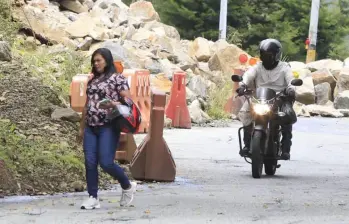 El deslizamiento en el sector Mirador de Santa Elena obligó al cierre total de la vía durante varias horas mientras se removía el material. FOTO: Camilo Suárez. 