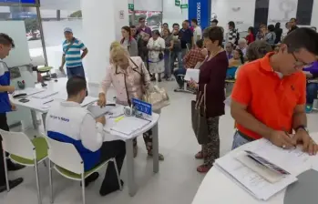 Los pensionados por jubilación, invalidez, vejez y sobrevivientes, del sector público, oficial, semioficial, en todos sus órdenes, en el sector privado y del Instituto de Seguros Sociales y militares retirados cuyas pensiones se presentaron antes del 1 de enero de 1988 tendrán derecho a este pago. FOTO: Cortesía