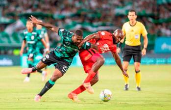 Dairon Asprilla y Éder Álvarez Balanta en el juego del 21 de julio entre Nacional y América. FOTO: Esneyder Gutiérrez