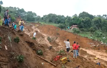 Un bebé de al menos seis meses fue rescatado del alud en Bello. FOTO: ESNEYDER GUTIÉRREZ