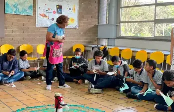 La decisión aplicará para docentes nacionales, nacionalizados y territoriales, quienes volverían a recibir el pago adicional cada año como parte del régimen especial del magisterio. Foto: Cortesía
