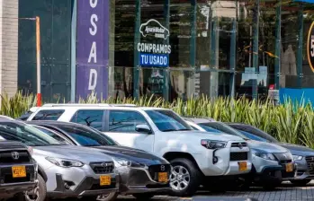 Con una proyección de alcanzar las 220.000 unidades matriculadas al cierre del 2025, el sector automotor colombiano pisa el acelerador con fuerza. FOTO: El Colombiano.