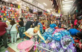 Según el Dane, las principales caídas en la ocupación de Medellín se concentraron en la industria manufacturera, así como en comercio y reparación de vehículos, y en administración pública, defensa, educación y servicios de salud. FOTO: El Colombiano.