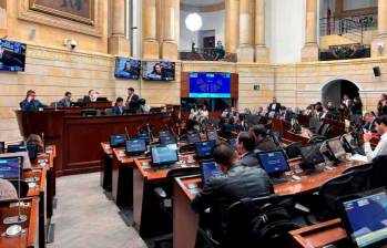 El presidente del Senado se vio obligado a leer los artículos relacionados con el llamamiento al orden y las sanciones. Al final, levantó la sesión. FOTO: SENADO