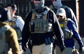 La política permitía que agentes de ICE realizaran arrestos de migrantes dentro o cerca de tribunales de inmigración, una práctica que ahora quedó suspendida por orden de un juez federal de California. FOTO: AFP.