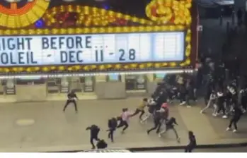 Un disturbio con alrededor de 300 personas en la zona de Chicago Loop, en Estados Unidos, dejó dos tiroteos el pasado 21 de noviembre. FOTO: CAPTURA DE VIDEO