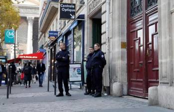 En el 2016 la policía francesa permaneció en las afueras del departamento de lujo en el que se hospedó Kim Kardashian. Foto: AFP