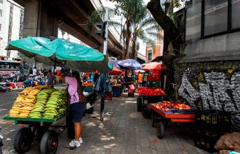 Los venteros informales de toda clase de productos hacen prácticamente intransitable los bajos de la carrera 51 (Bolívar). FOTO JULIO CÉSAR HERRERA