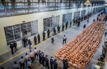 Vista del interior de la megacárcel en El Salvador donde organizaciones de derechos humanos han denunciado hacinamiento, torturas y violaciones a los derechos de los reclusos, incluyendo menores de edad. FOTO: Getty