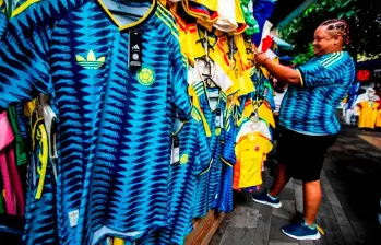 Comerciantes del Centro de Medellín liquidan camisetas de la Selección Colombia tras la eliminación del Mundial 2026 y la fuerte caída de la demanda. FOTO JULIO HERRERA. 