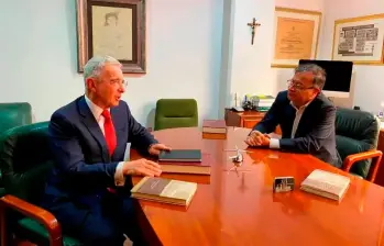 El “elegido” de Petro, los aplausos a Uribe y otros secretos en De Buena Fuente