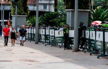 La Plaza Botero, el Parque Lleras y el Bulevar de la 68 en Castilla fueron rodeados con vallas y vigilancia de la Policía. FOTO: JULIO CÉSAR HERRERA.