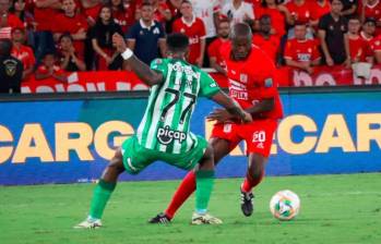 El partido entre Atlético Nacional y América de Cali por la final de la Copa Colombia 2024 tuvo que ser suspendido en el minuto 85’ debido a los fuertes disturbios en el Estadio Pascual Guerrero, en la capital de Valle del Cauca. FOTO: COLPRENSA