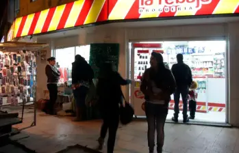 Cabe recordar que el Gobierno Nacional han mostrado su interés en quedarse con Drogas La Rebaja para incorporar su infraestructura para atención primaria, según la reforma a la Salud que aún se discute en el congreso. FOTO: Colprensa.