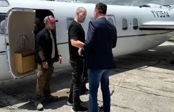 El enviado especial del presidente Donald Trump, Richard Grenell con Joe St. Clair, el veterano de la fuerza aérea estadounidense en libertad tras 6 meses detenido en Venezuela. FOTO: RICHARD GRENELL