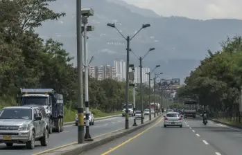 Estas cámaras, ubicadas en las afueras de los talleres del Metro de Medellín, ahora sancionarán a quienes pasen a más de 50 km/h, cuando hasta hace poco permitía pasar por ellas a 50 km/h. FOTO: SANTIAGO MESA RICO