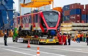 El primer tren de la Línea 1 del Metro de Bogotá durante su llegada desde China a Cartagena. Se prevé que cinco de estos trenes lleguen al país en este 2025. FOTO: ALCALDÍA DE BOGOTÁ