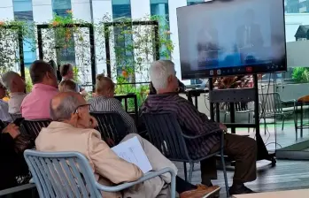 Por falta de espacio en el auditorio de Santillana, pequeños accionistas de Nutresa siguieron la asamblea anual por circuito cerrado de televisión. FOTO EL COLOMBIANO