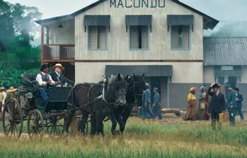 A la izquierda, la calle Margot, en honor a quien inspiró el personaje de Rebeca. En el centro LauraMora, la directora paisa. A la derecha, más detalles de Macondo. FOTOS Cortesía Netflix.