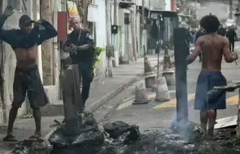 Las secuelas del megaoperativo contra Comando Vermelho, una de las organizaciones criminales más poderosas de Río de Janeiro, en Brasil. FOTO: AFP
