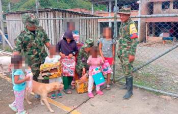 El informe también registró la entrega de propaganda, de kist escoalres y uniformes por parte de los actores armados ilegales. FOTO CORTESÍA 