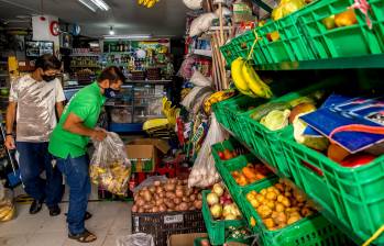 Frente a la periodicidad en la que adquieren alimentos los colombianos, se dio un incremento en las compras diarias en comparación con las semanales. Foto: Juan Antonio Sánchez