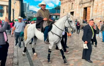 Alirio Barrera entró al congreso en su caballo en septiembre de 2022. FOTO CORTESÍA 