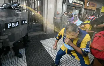 Nuevos desmanes se registraron entre las autoridades y adultos mayores este miércoles durante una protesta en Argentina. FOTO: AFP