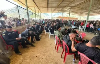 Los miembros de la Fuerza Pública están retenidos por la comunidad desde hace más de 24 horas. FOTO: Tomada de redes sociales