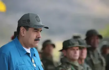 Maduro se alista con sus tropas y civiles para cualquier próximo movimiento de Estados Unidos. También movió 15.000 hombres a la frontera. Foro: Reuters. 