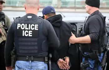 Un joven estadounidense se dirigió ante los ciudadanos y funcionarios de una audiencia pública en el estado de Oregón, EE. UU., donde habló sobre la desesperación que sufren tras los operativos antimigrantes. FOTO: ICE.