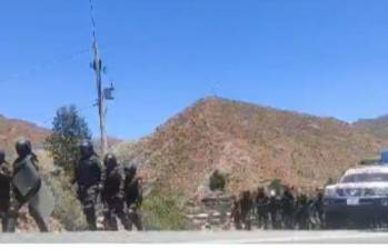 La policía boliviana se moviliza para despejar las carreteras que se encuentran bloqueadas en el marco de las protestas en apoyo al expresidente Evo Morales. FOTO: Video Ministro del Interior de Bolivia, Eduardo Del Castillo.