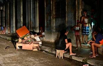 El huracán Rafael se encuentra a 75 kms al suroeste de La Habana. Tocará tierra en las próximas horas. FOTO: AFP