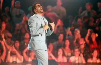 Bad Bunny durante su presentación en el Halftime Show del Super Bowl LX, espectáculo que hizo historia al obtener siete premios Emmy. FOTO: Getty. 