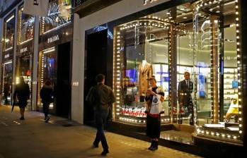 Prada se está acercando a un acuerdo para comprar Versace a Capri Holdings después de acordar un precio de casi 1.500 millones de euros (US$1.600 millones), según personas familiarizadas con el asunto. FOTO: Reuters.